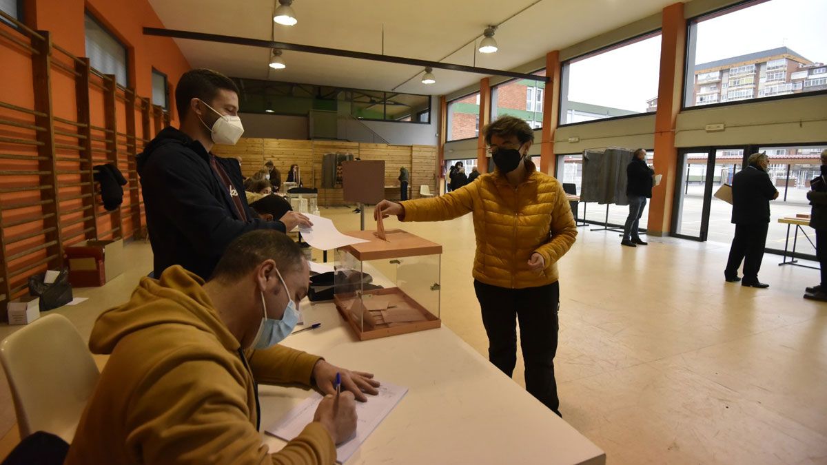 Colegio electoral en León este domingo. | SAÚL ARÉN