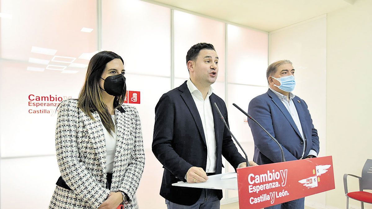 Nuria Rubio, Javier Alfonso Cendón y José Pellitero comparecieron para hacer una primera valoración de unas elecciones "que hemos ganado en León". | SAÚL ARÉN