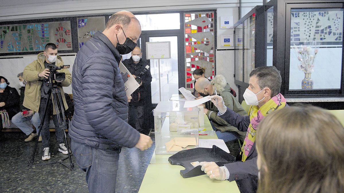 Un votante leonés se dispone a depositar su papeleta en el colegio electoral del Juan del Enzina. | MAURICIO PEÑA