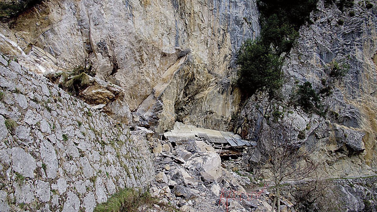 Las piedras de gran tamaño (foto derecha)causaron graves destrozos en una cuadra y la propia senda. | ISIDORO R. CUBILLAS