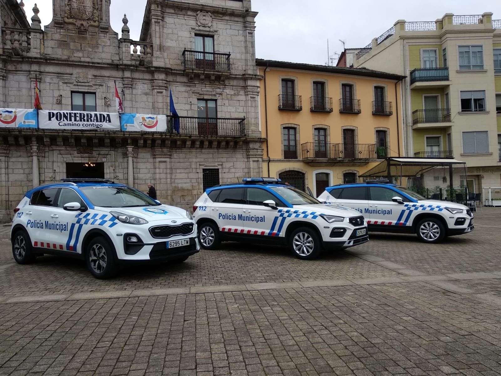 Los nuevos vehículos se presentaron en la plaza del Ayuntamiento de Ponferrada.