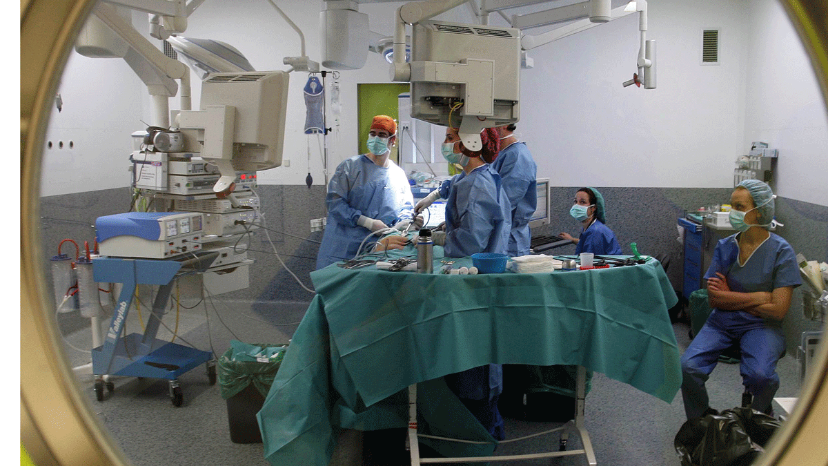 Imagen de archivo de una operación en un hospital de la Comunidad. | Rubén Cacho (Ical)