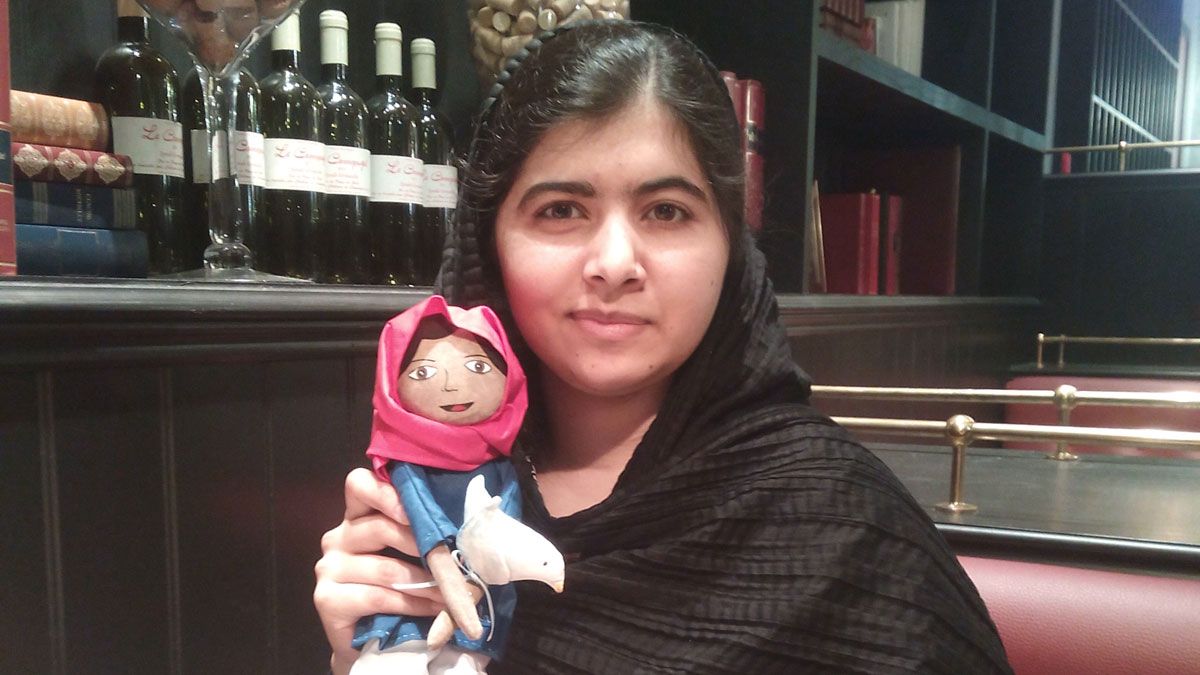 Malala Yousafzai con la muñeca del proyecto didáctico elaborado por Montserrat Alonso, durante el encuentro en Birmingham. | M.A.