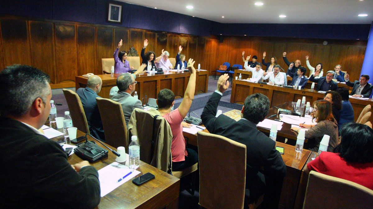 Votación en el Pleno del Ayuntamiento de Ponferrada de este viernes. | C. Sánchez (Ical)
