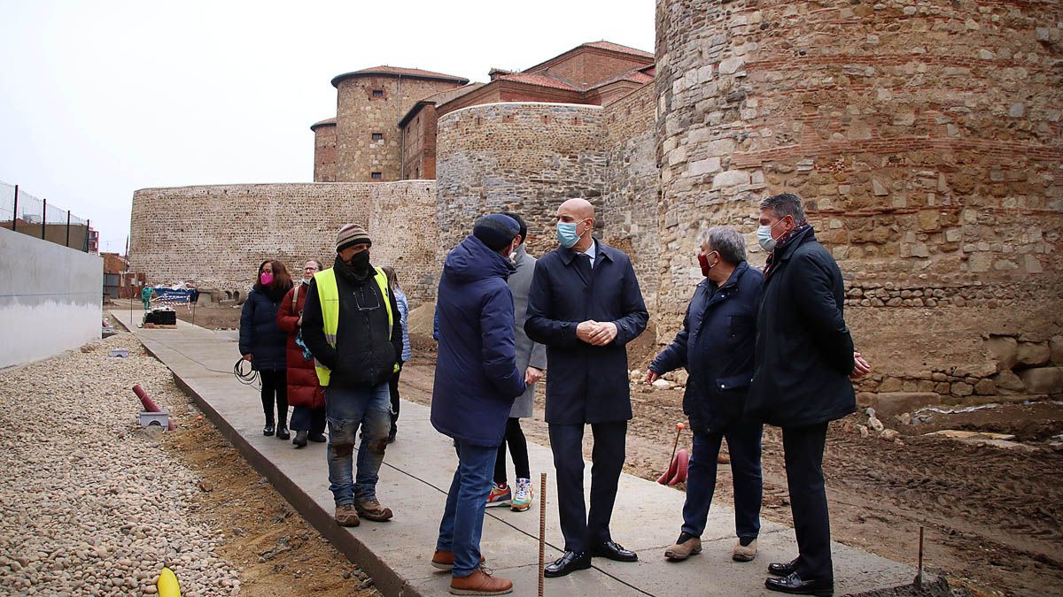 Un instante de la visita del alcalde a las obras de la Era del Moro. | PEIO GARCÍA (ICAL)
