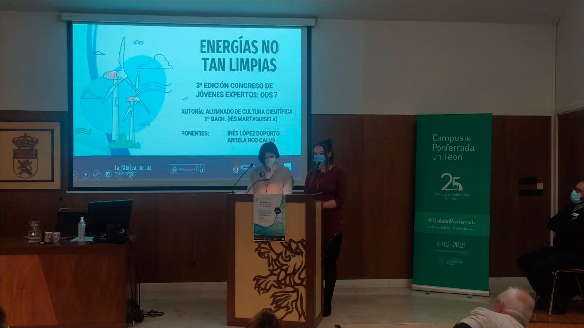Dos alumnas del IES Martaguisela en O Barco, Antela Roo e Inés López en su presentación, premiadas en la categoría técnica. | M.R.