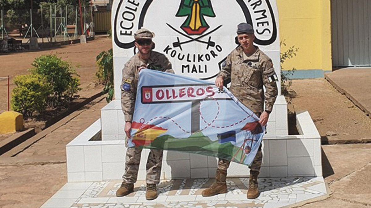 Javier y Jesús posan con una bandera de Olleros en Koulikoro. | L.N.C.