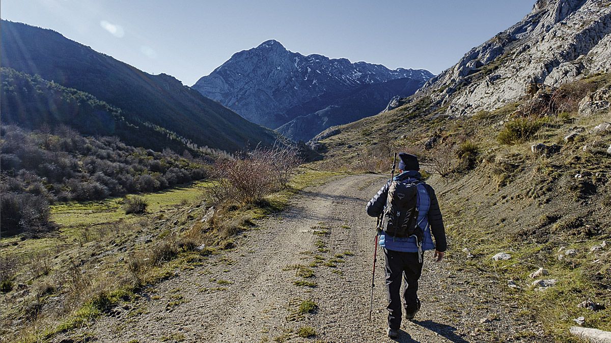 La pista con la Peña Valdorria al fondo. | VICENTE GARCÍA