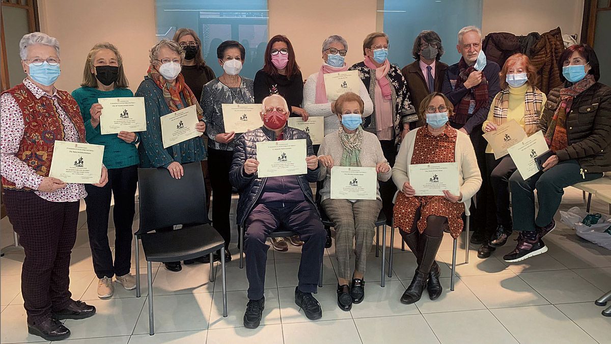 Organizadores y participantes (con sus respectivos diplomas) del taller municipal ‘El Quijote para los mayores’.