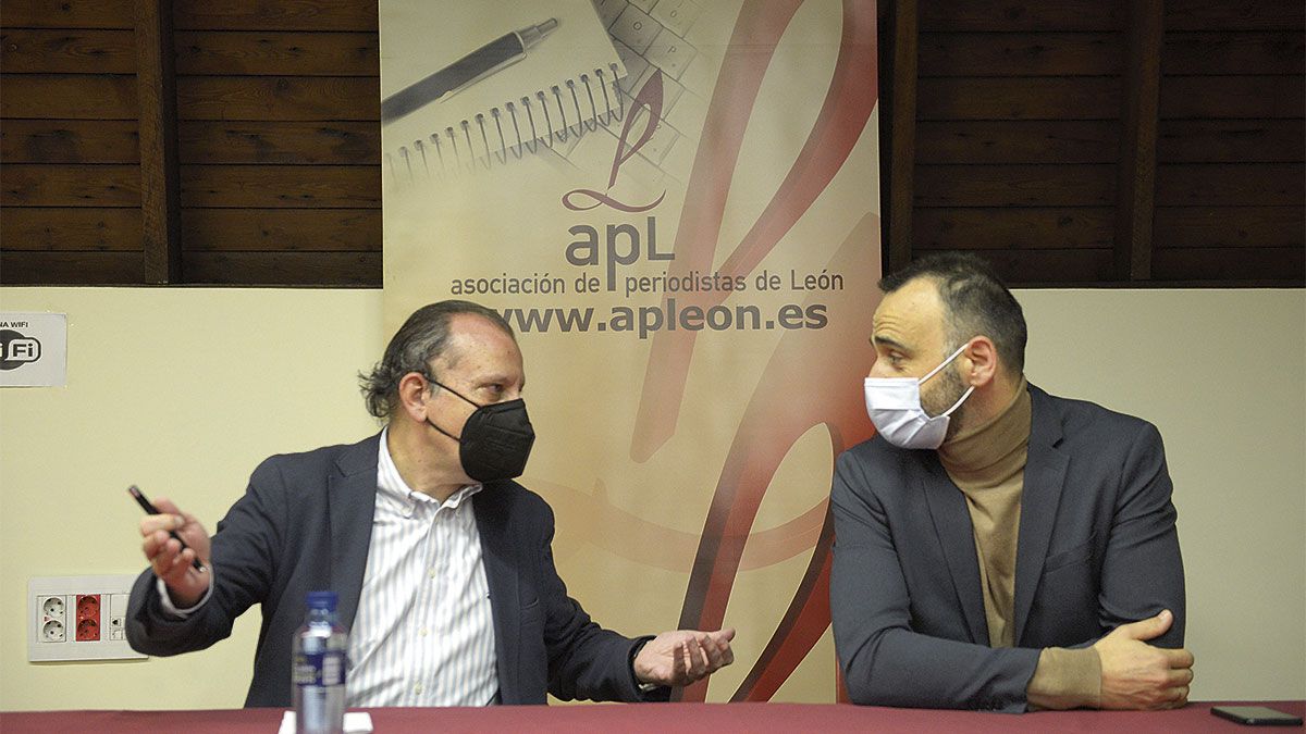 Fernando Rueda presentó su último libro de periodismo de investigación en la Biblioteca Padre Isla. | MAURICIO PEÑA