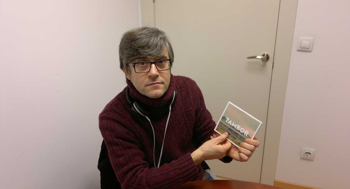 Luis Miguel Díez posa con la portada del disco que ha autoeditado con el título 'Tambor'. | L.N.C.