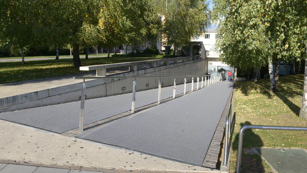 Rampa de acceso al tanatorio que Serfunle S.A. gestiona en la avenida Peregrinos de la capital leonesa. | MAURICIO PEÑA