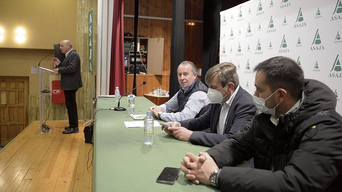 Asamblea de Asaja celebrada ayer en Valencia de Don Juan. | MAURICIO PEÑA