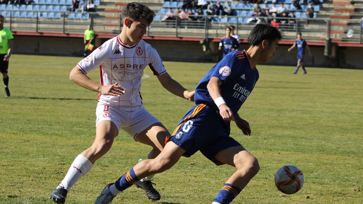 Jairo intenta robar el balón al atacante del Real Madrid. | CYD