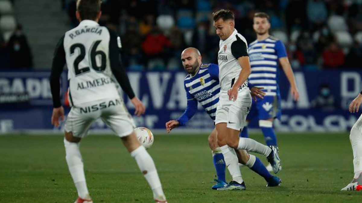 Paris pelea por un balón dividido en el choque de la primera vuelta frente al Sporting. | LALIGA