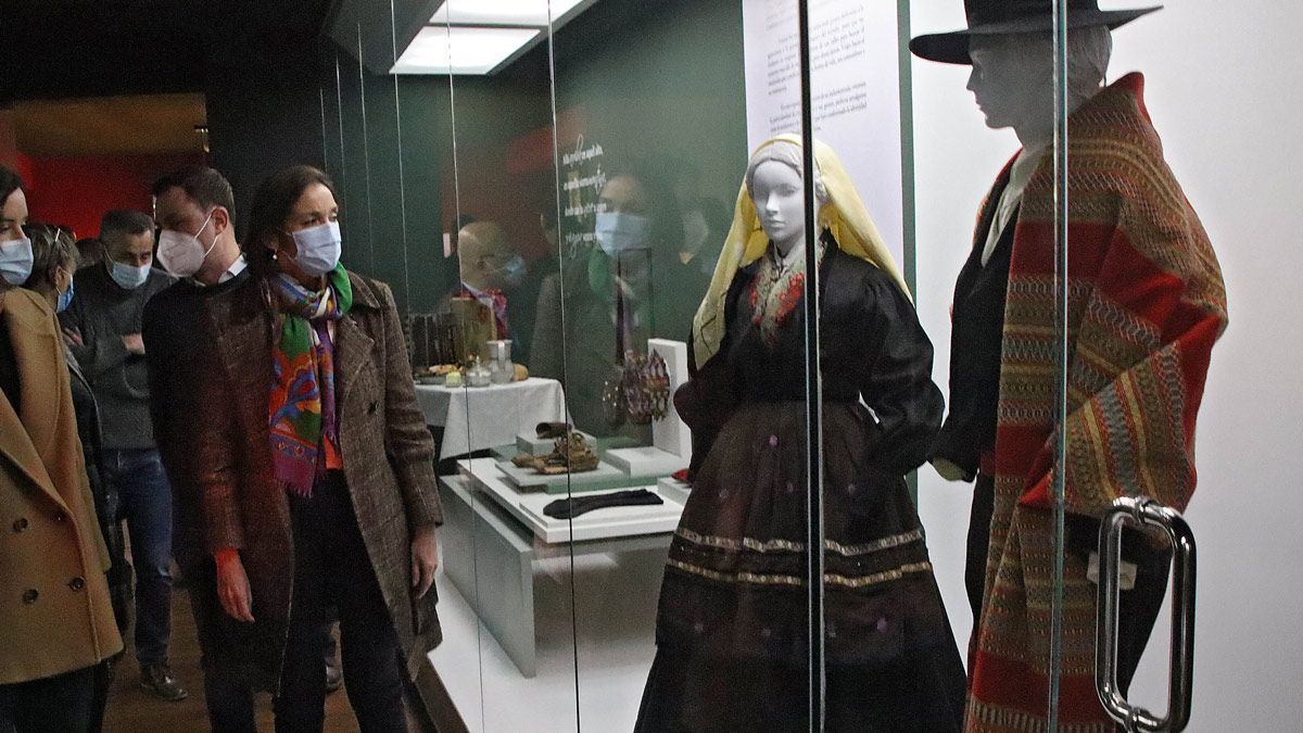 Reyes Maroto durante su visita al Museo de la Indumentaria Tradicional Leonesa. | PEIO GARCÍA / ICAL