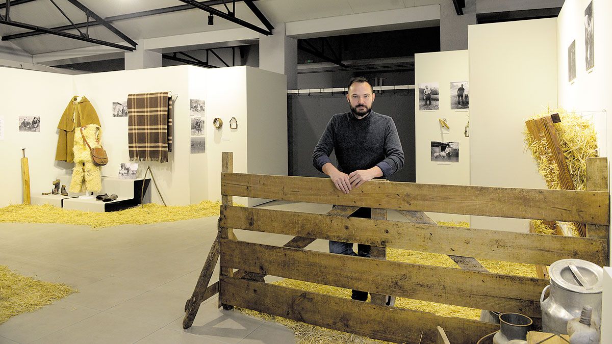 Fernando Barrientos, comisario de la exposición ‘Entre pastores y ovejas’ pero, ante todo, "hijo y nieto de pastores". | MAURICIO PEÑA