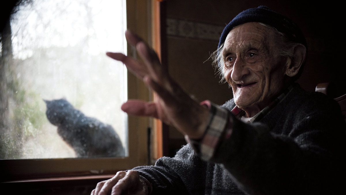 Manuel Sierra Linacero, de Ranedo de Curueño, 90 años, ha sido albañil, minero y, dice él, un pionero de la cosa tecnológica en la comarca. | MAURICIO PEÑA