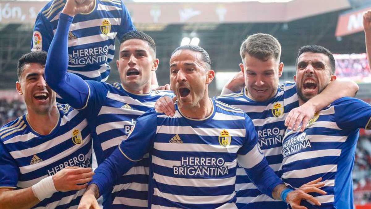 Los jugadores de la Deportiva celebran un gol en El Molinón. | LA LIGA