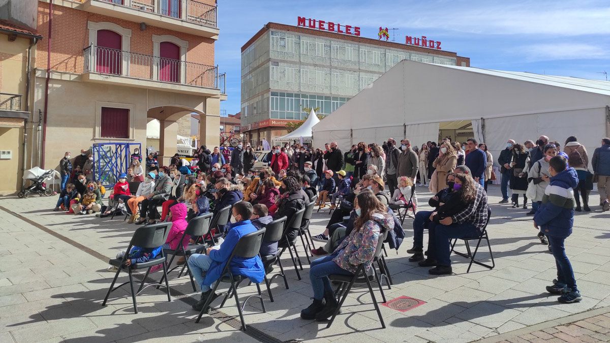 Gran afluencia a uno de los actos culturales en la plaza Mayor. | L.N.C. Gran afluencia a uno de los actos culturales en la plaza Mayor. | L.N.C.