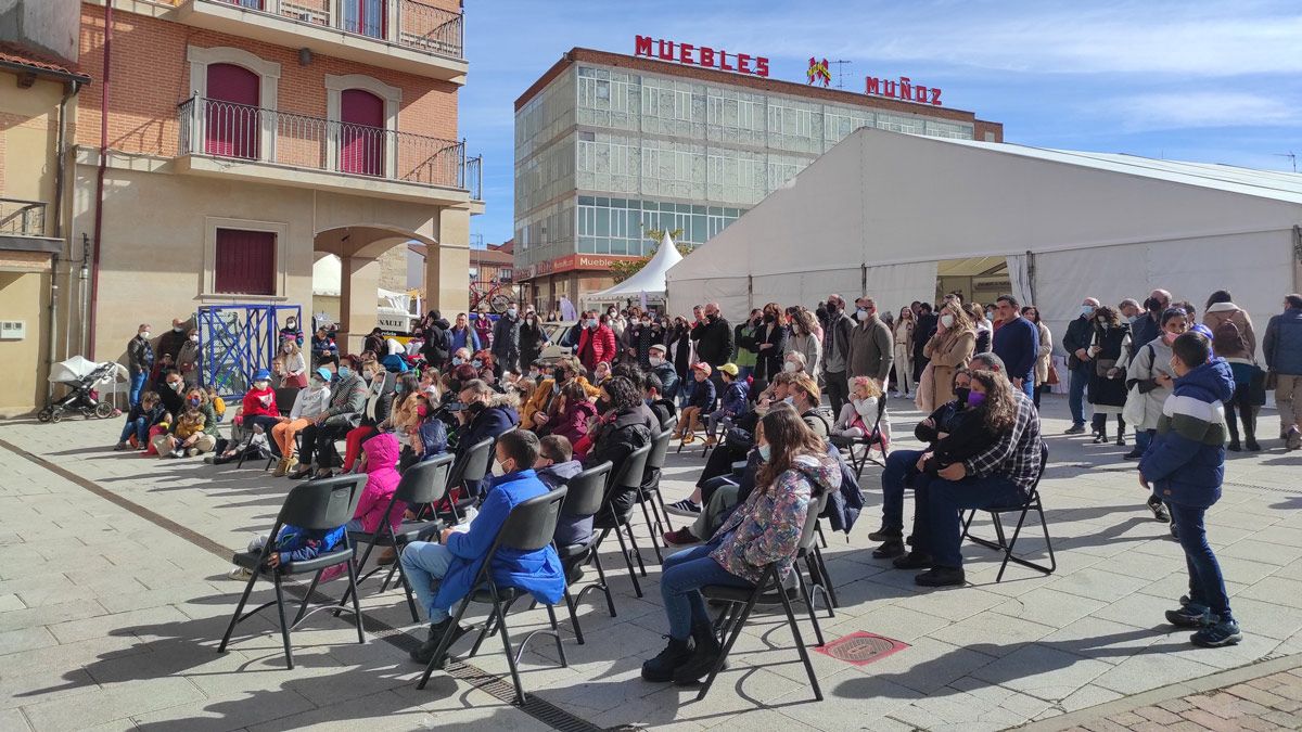 Gran afluencia a uno de los actos culturales en la plaza Mayor. | L.N.C.