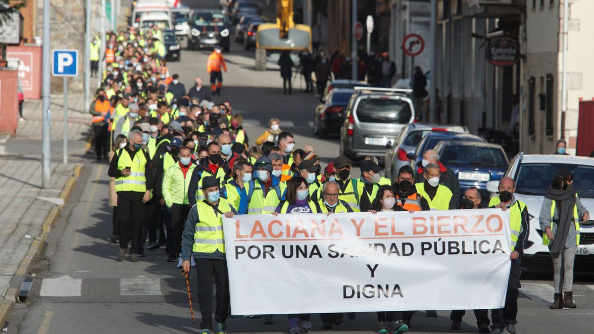 La marcha, a la salida de Villablino, con una gran pancarta a la cabeza de la comitiva. | césar Sánchez