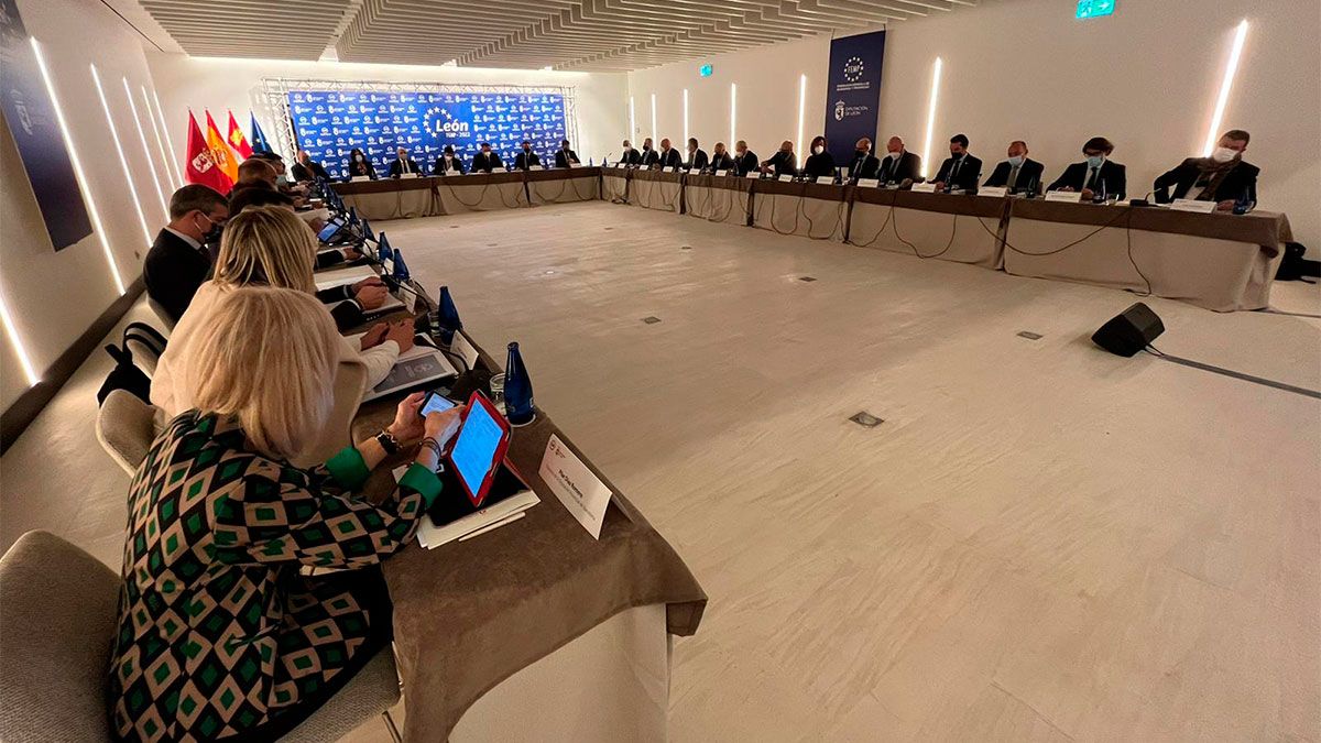 Un momento del pleno de la comisión de Diputaciones, Cabildos y Consejos Insulares de la Femp en León. | SAÚL ARÉN Un momento del pleno de la comisión de Diputaciones, Cabildos y Consejos Insulares de la Femp en León. | SAÚL ARÉN