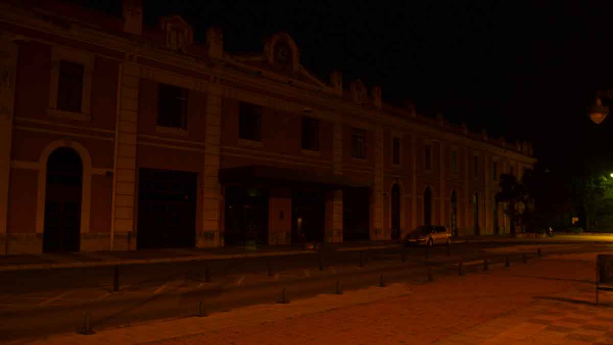 La vieja estación de trenes, fotografiada la última noche en la que no estará iluminada. | ALAF