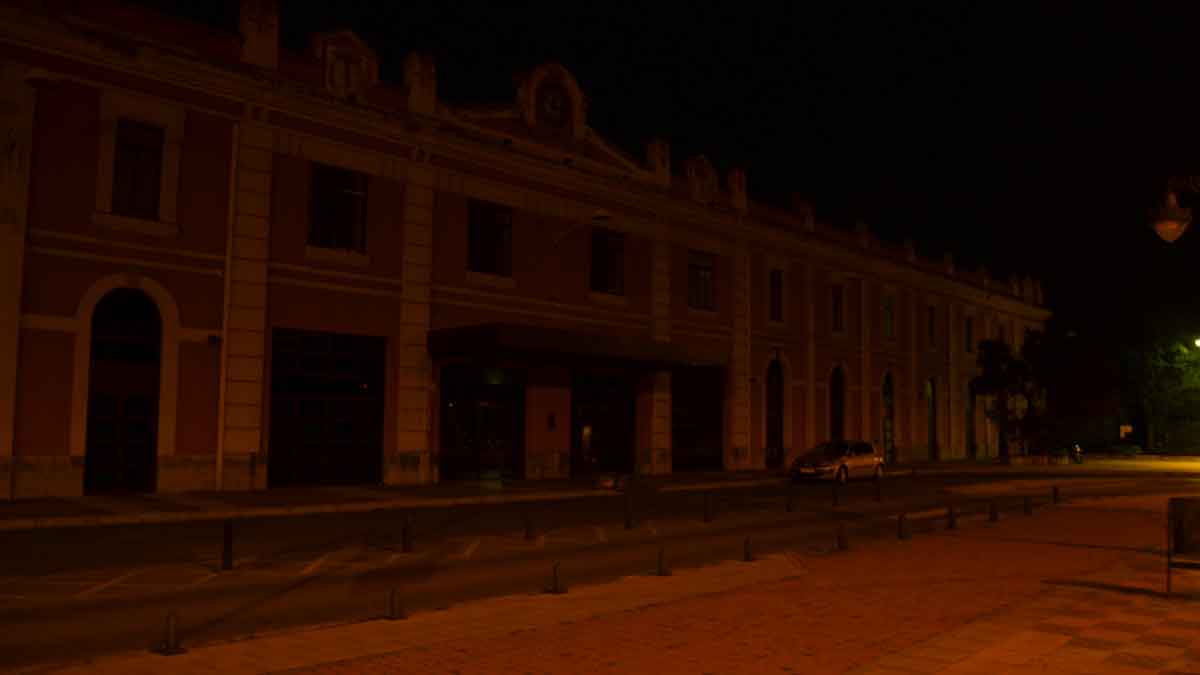 La vieja estación de trenes, fotografiada la última noche en la que no estará iluminada. | ALAF