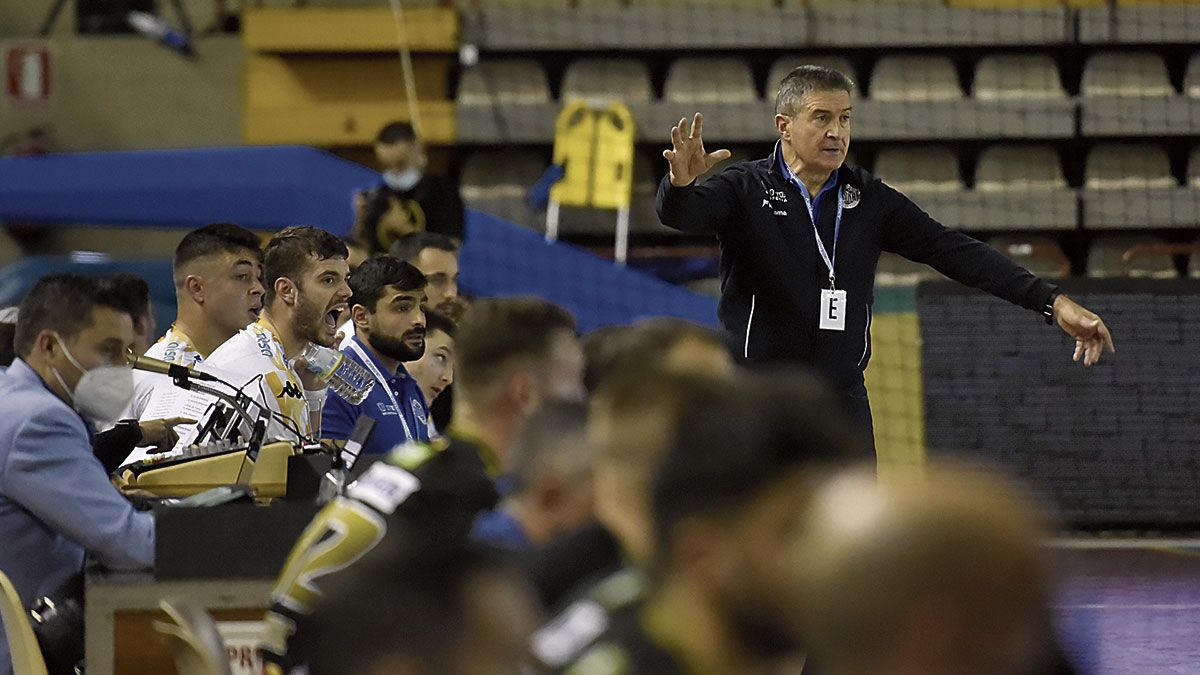 Cadenas da instrucciones durante el choque ante Puente Genil. | SAÚL ARÉN