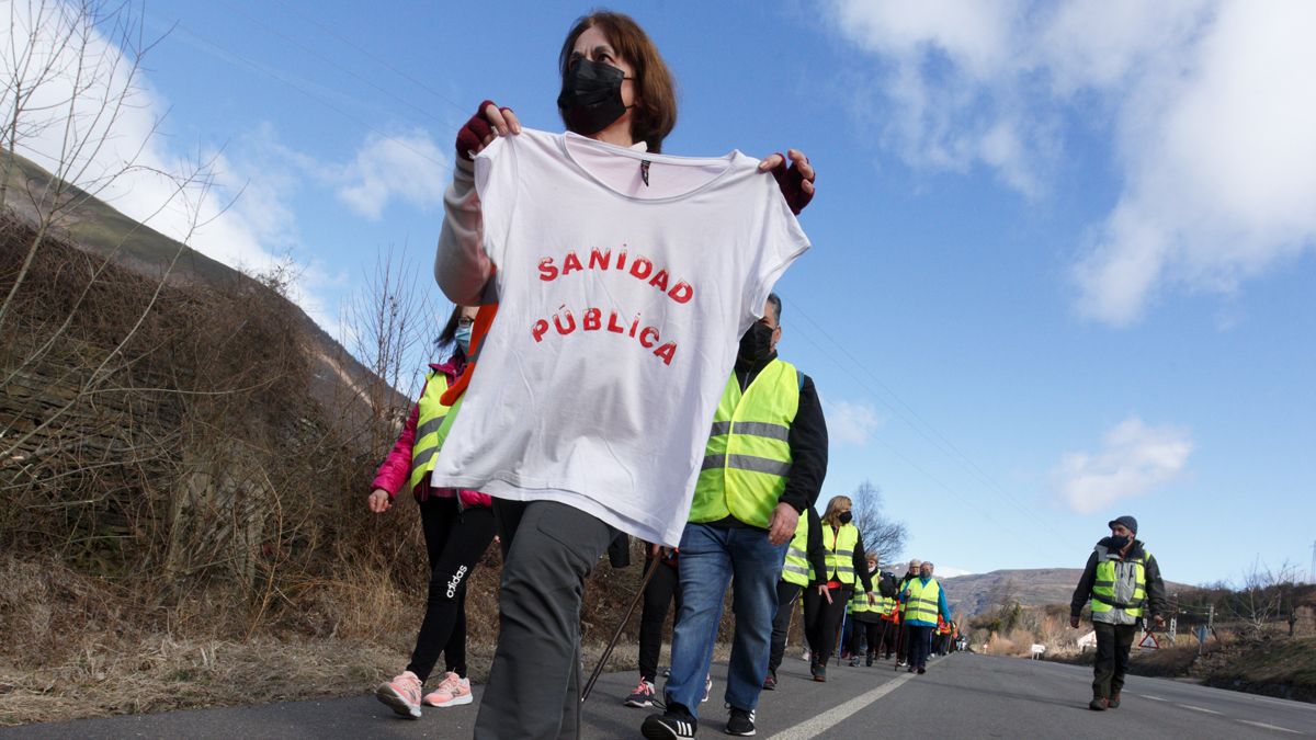 Imagen de la marcha blanca que recorre estos días el valle del Sil para protestar contra las carencias en Sanidad. | C.S (Ical)