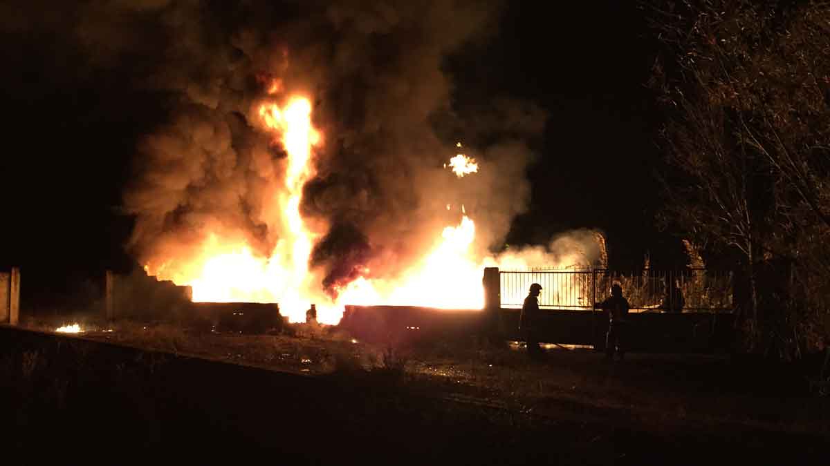 Uno de los incendios registrados en la madrugada de este viernes en San Andrés. | L.N.C.