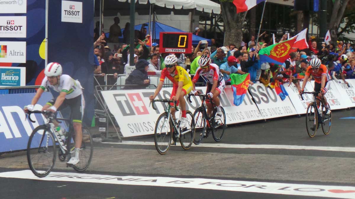 Benito llega a meta en la carrera del viernes. | RFEC