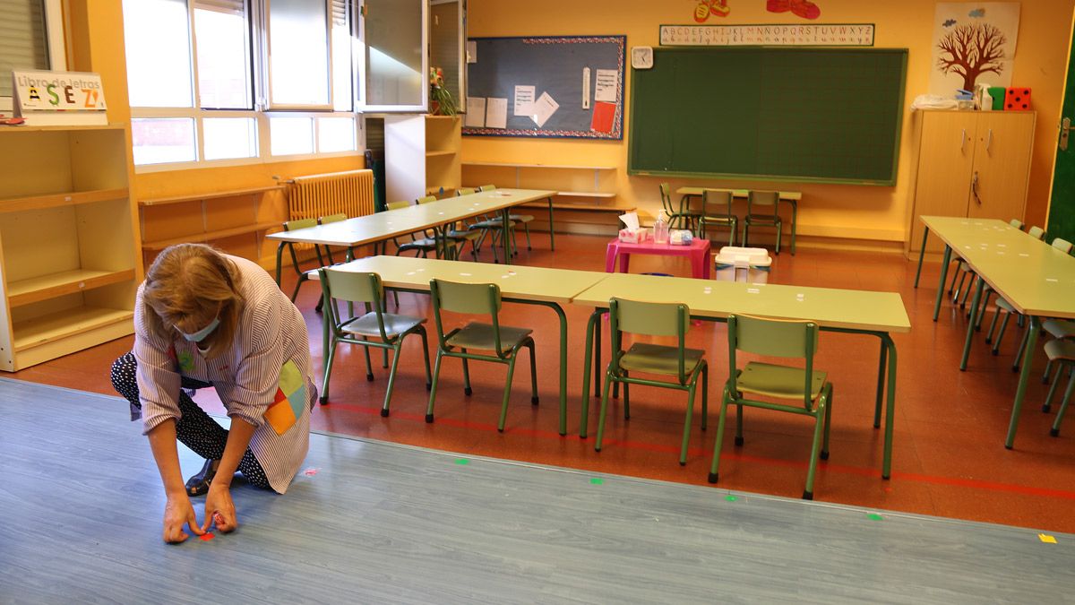 Una profesora prepara una clase durante la pandemia del Covid-19. | ICAL Una profesora prepara una clase durante la pandemia del Covid-19. | ICAL