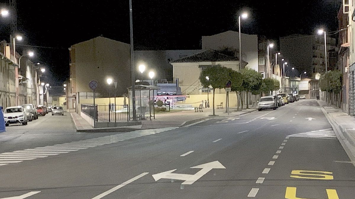 En la fotografía, detalle de una zona de la calle principal de la localidad de La Robla tras la renovación. | L.N.C. En la fotografía, detalle de una zona de la calle principal de la localidad de La Robla tras la renovación. | L.N.C.