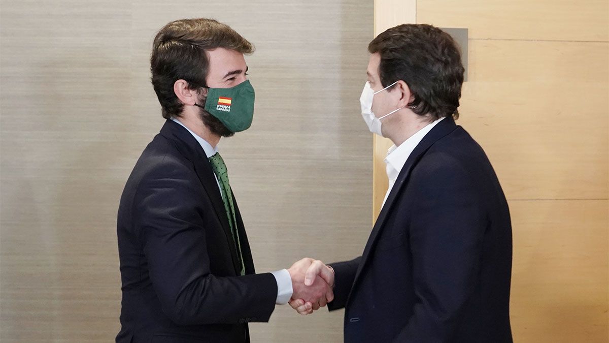 Juan García-Gallardo (izquierda) y Alfonso Fernández Mañueco se saludan antes de comenzar la reunión. | ICAL