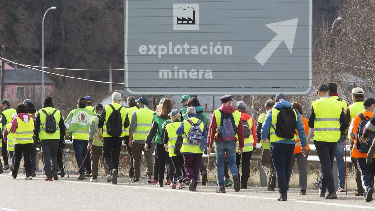 Los participantes de la marcha, en su trayecto de este miércoles a su paso por Santa Cruz del Sil en dirección a Toreno. | Ical