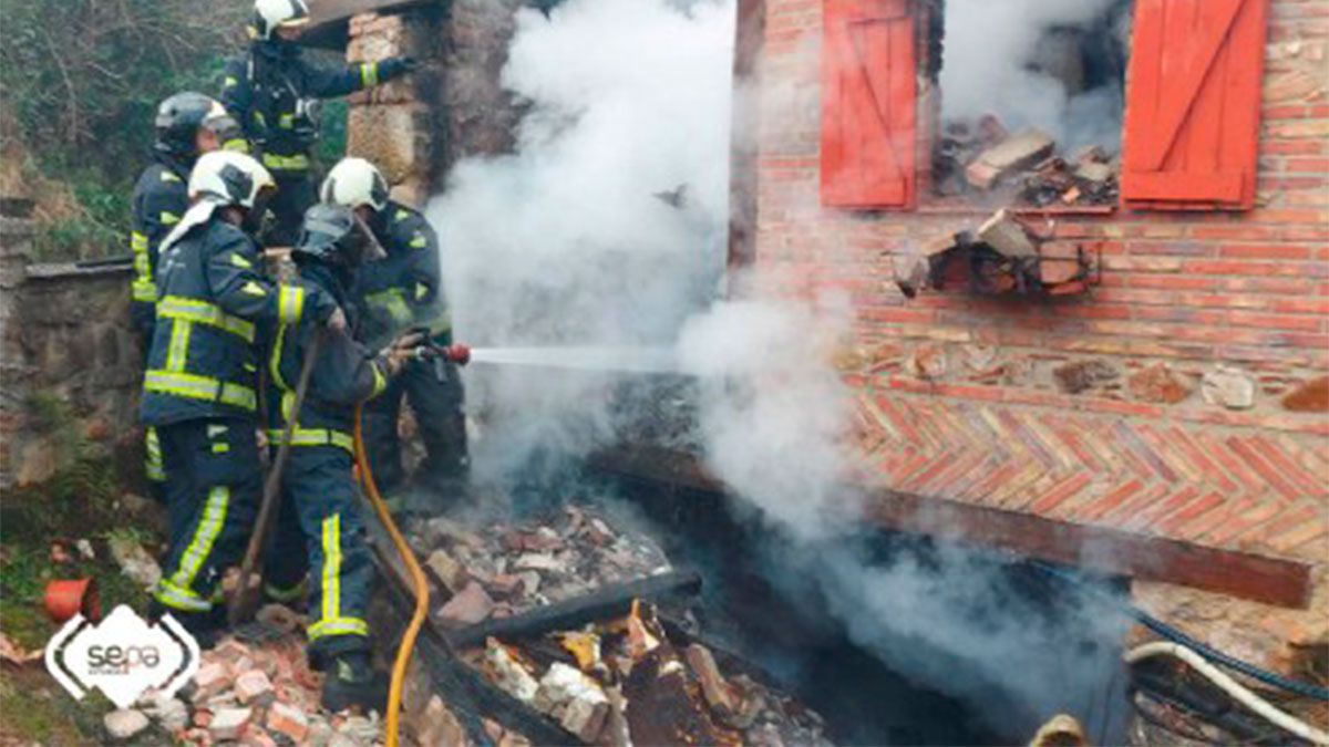 Un momento de la intervención de los bomberos asturianos. | SEPA ASTURIAS