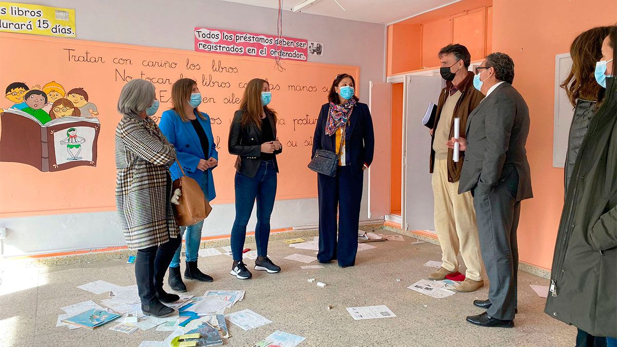 Una visita oficial al antiguo colegio en el que se emplazará el nuevo centro de salud. | ICAL Una visita oficial al antiguo colegio en el que se emplazará el nuevo centro de salud. | ICAL