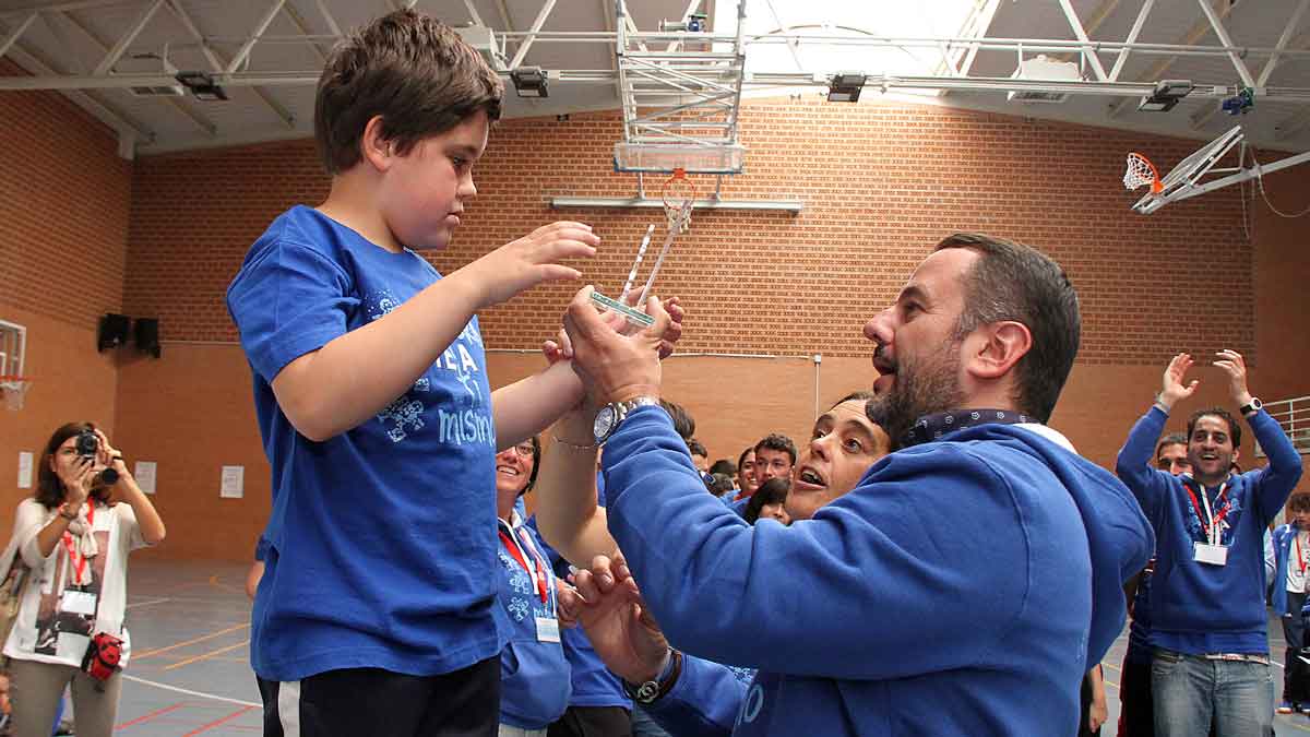 El presidente de Autismo León, José Ángel Crego, entrega un galardón en el II Encuentro deportivo para personas con trastorno del espectro del autismo. | ICAL