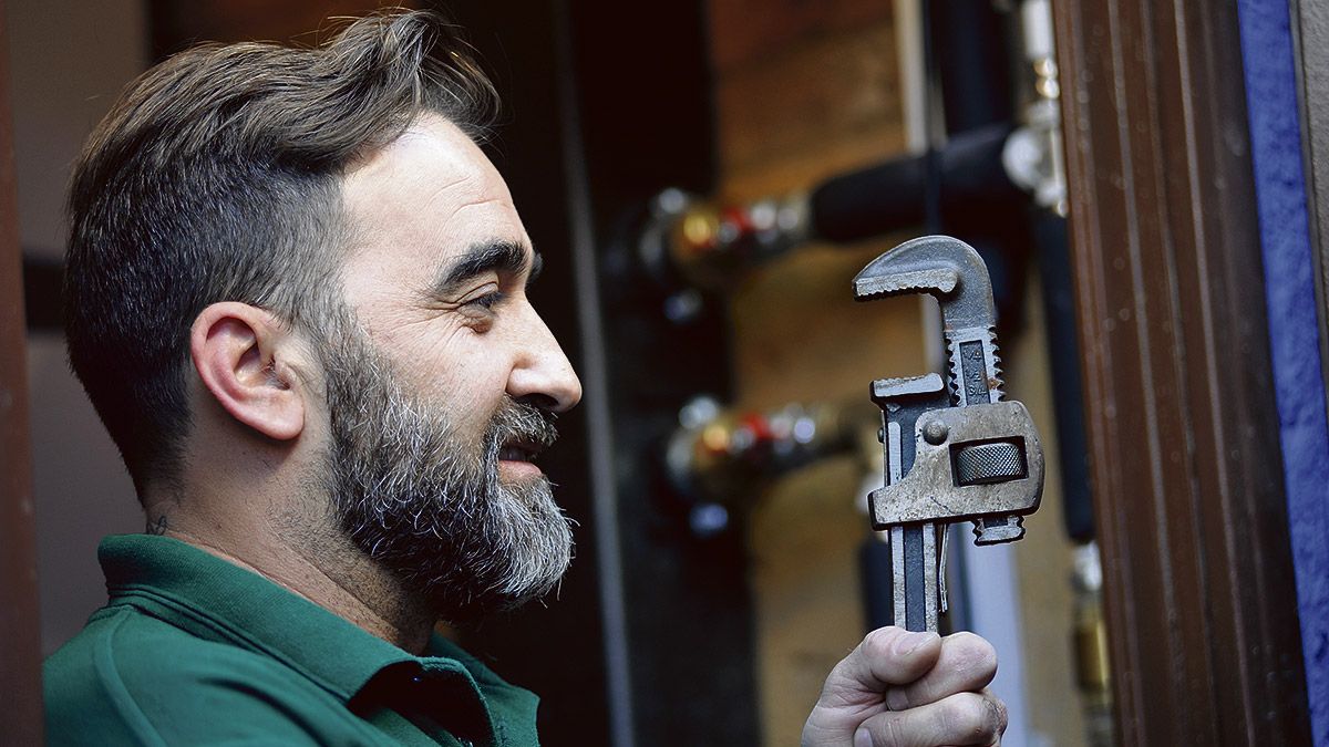 Luis Enrique Rebollo Vega capitalizó su prestación por desempleo para asumir sus cuotas como autónomo en el sector de la fontanería. | DANIEL MARTÍN