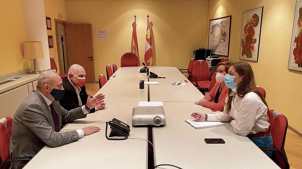 Vicente Carvajal y Enrique López se reunieron con Ester Muñoz y Amelia Biain en la Delegación Territorial.