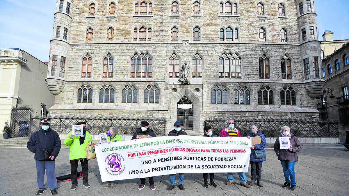La Coordinadora de León por la Defensa del Sistema Público de Pensiones se concentra el lunes en Botines. | SAÚL ARÉN La Coordinadora de León por la Defensa del Sistema Público de Pensiones se concentra el lunes en Botines. | SAÚL ARÉN