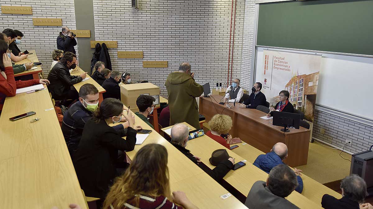 Un instante de la ponencia impartida en la Facultad de Ciencias Económicas y Empresariales. | SAÚL ARÉN