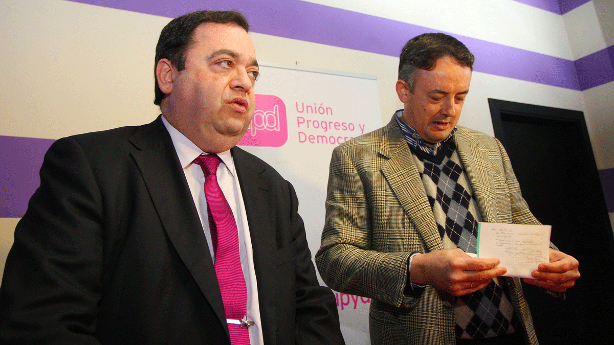 Rafael Delgado, candidato de UPyD a la Junta, izquierda y Manuel Ángel Morales. | C. Sánchez (Ical)