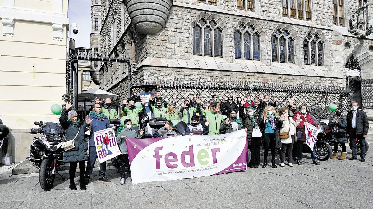 Los Moteros Solidarios y otras muchas personalidades arroparon a Aderle en su mesa informativa. | MAURICIO PEÑA