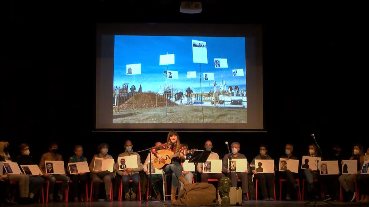 La cantante Rozalén, también familiar de represaliado, cerró el emotivo acto. | PACO FERGAR