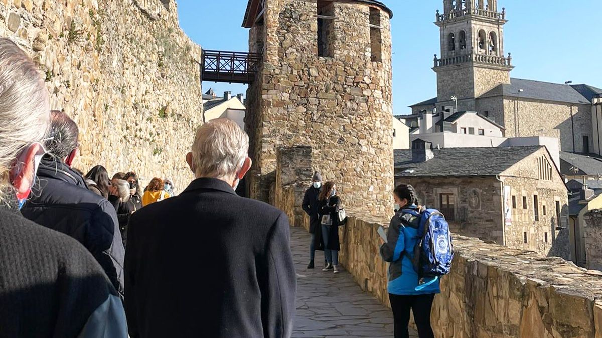 La visita de presentación realizada este domingo en el castillo por Guías Bierzo. | L.N.C