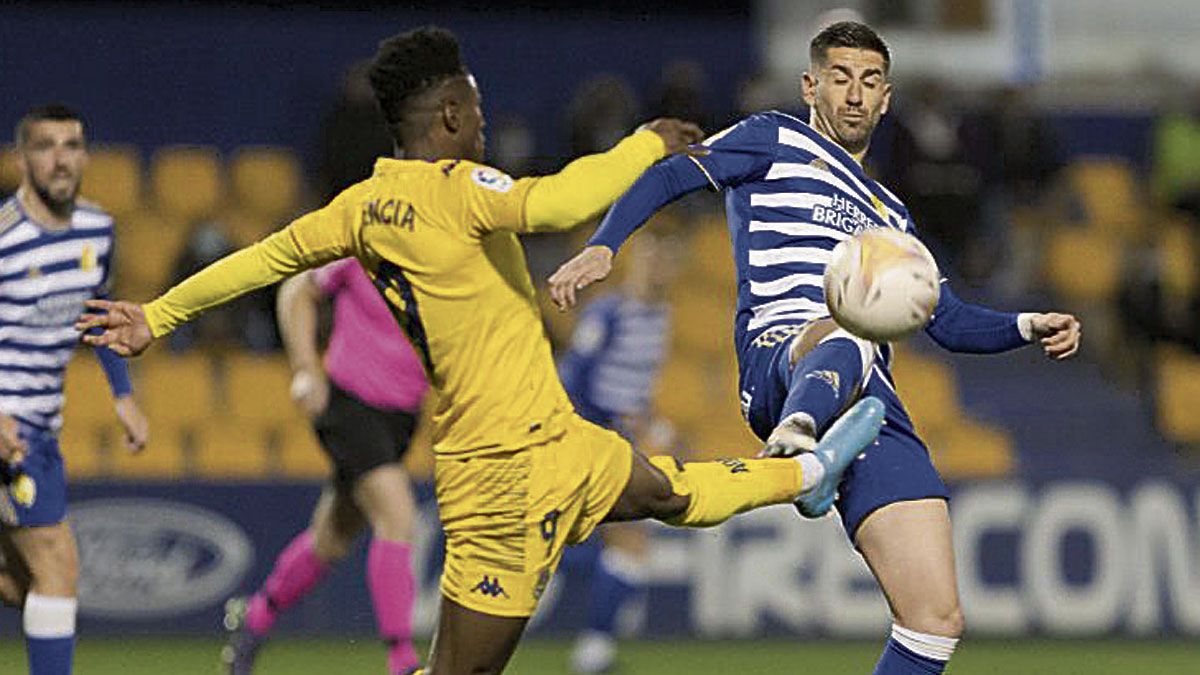 Ojeda pelea un balón dividido. | LALIGA