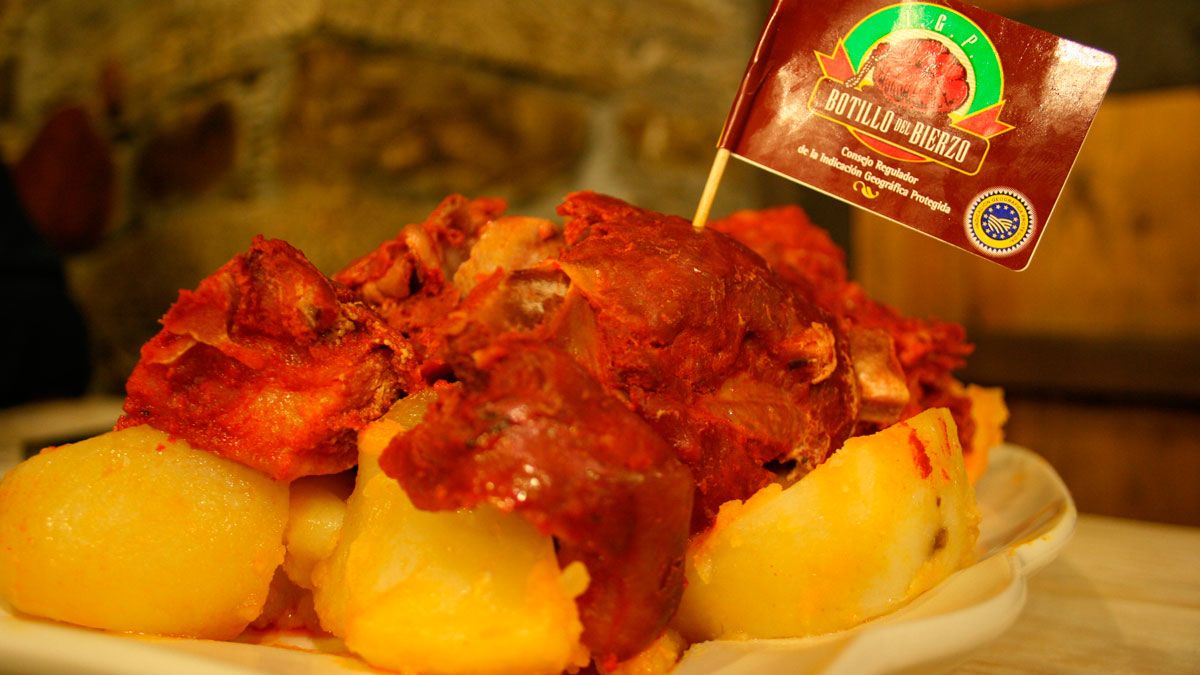 Los pinchos de botillo dan la bienvenida al Festival del embutido rey.